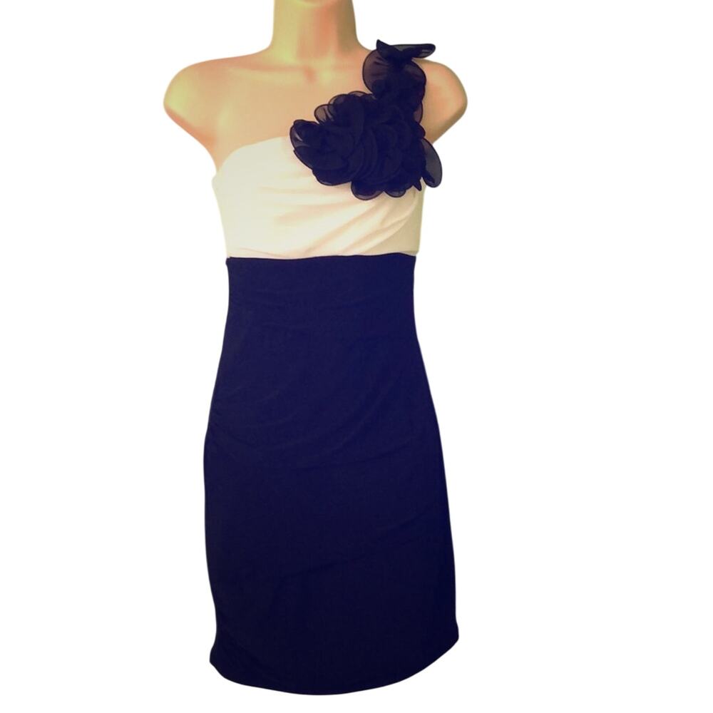 B.Smart Black & White knit Cocktail Dress w one shoulder Juniors Size 5 Flower